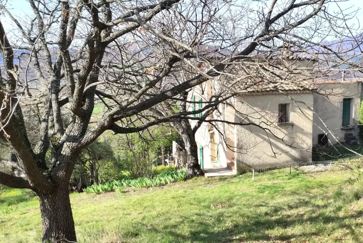 Ferme provençale authentique à Volonne de 103 m² avec dépendances et terrain de 5300 m² 