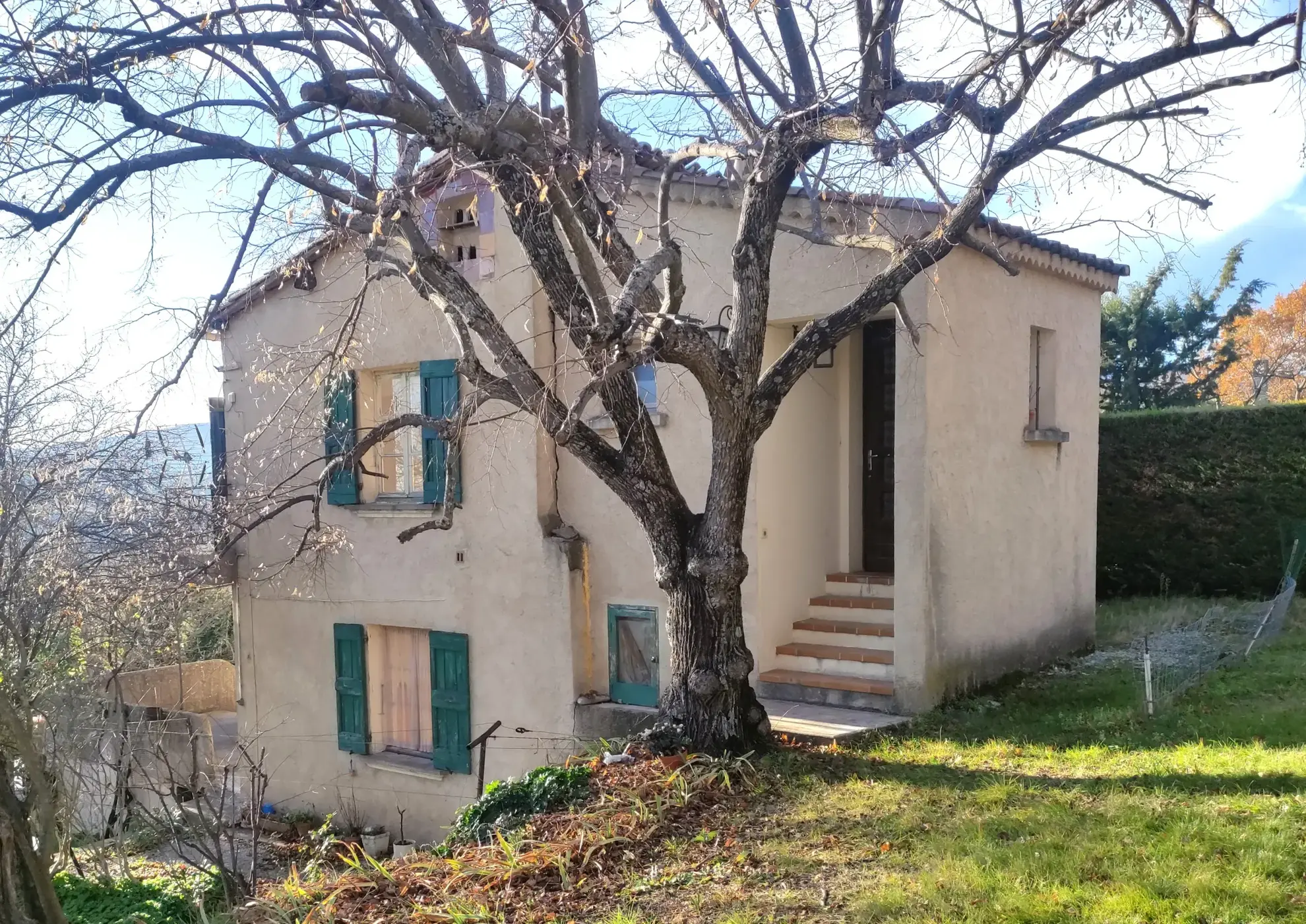 Ferme provençale authentique à Volonne de 103 m² avec dépendances et terrain de 5300 m² 