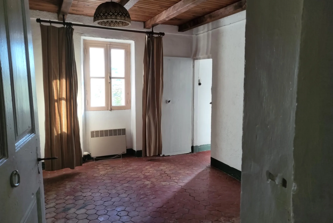 Ferme provençale authentique à Volonne de 103 m² avec dépendances et terrain de 5300 m² 