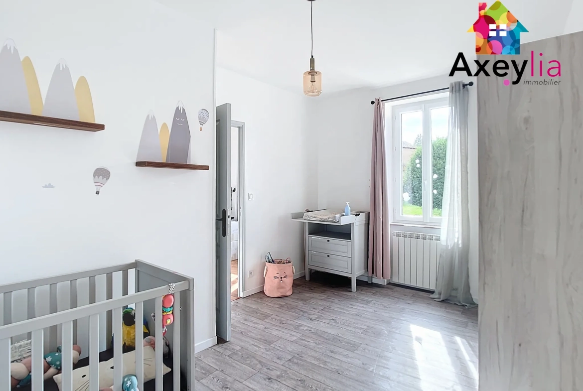 Maison rénovée avec garage double et grand terrain à Charlieu 