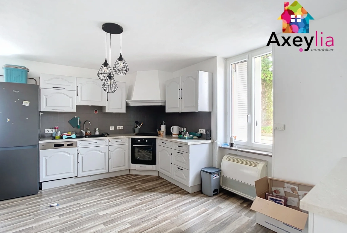 Maison rénovée avec garage double et grand terrain à Charlieu 