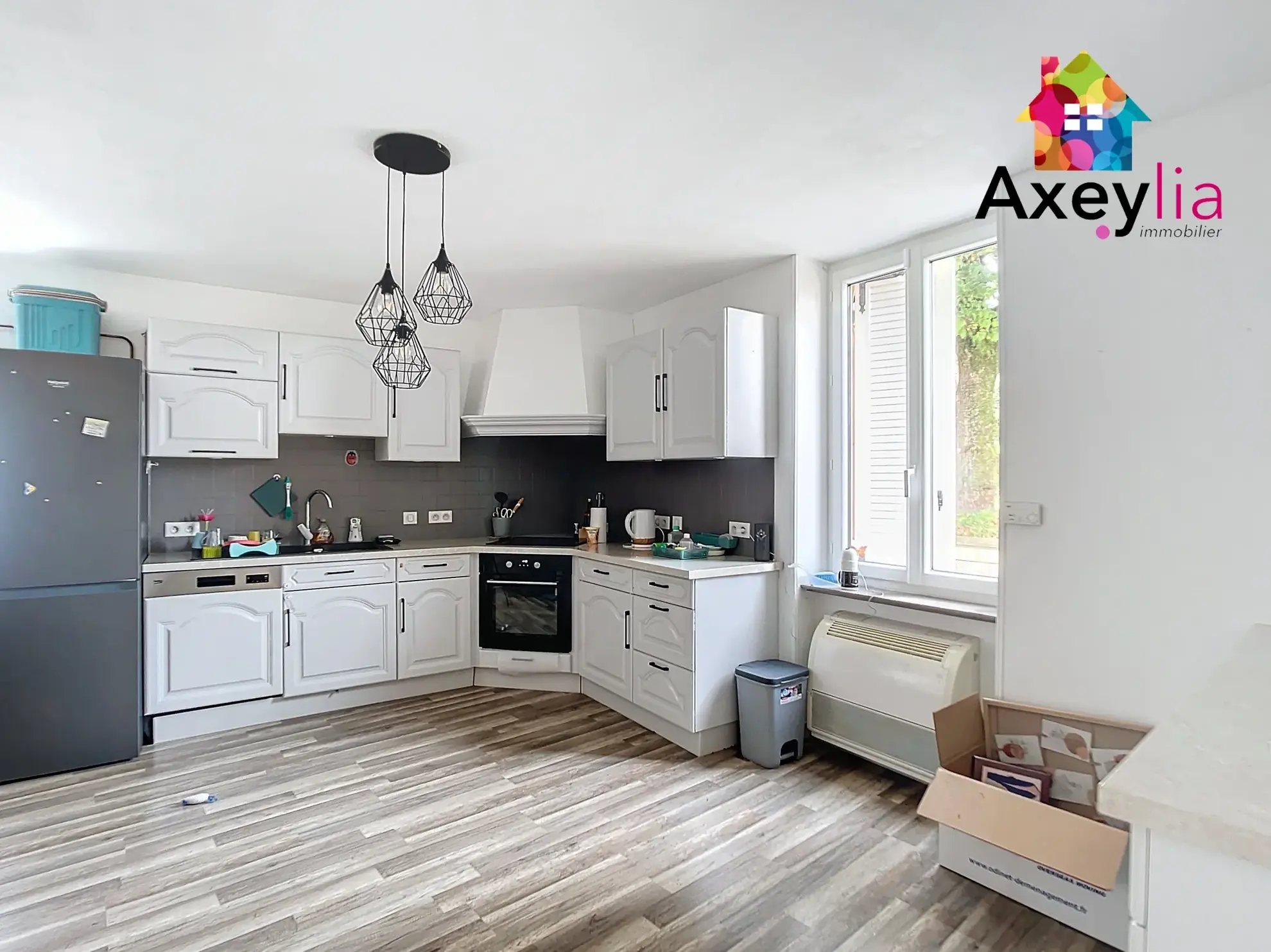 Maison rénovée avec garage double et grand terrain à Charlieu 
