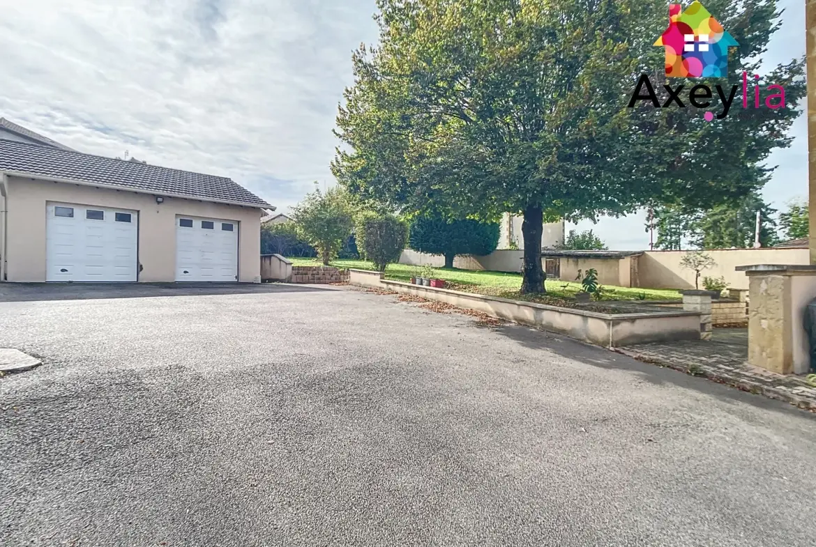 Maison rénovée avec garage double et grand terrain à Charlieu 