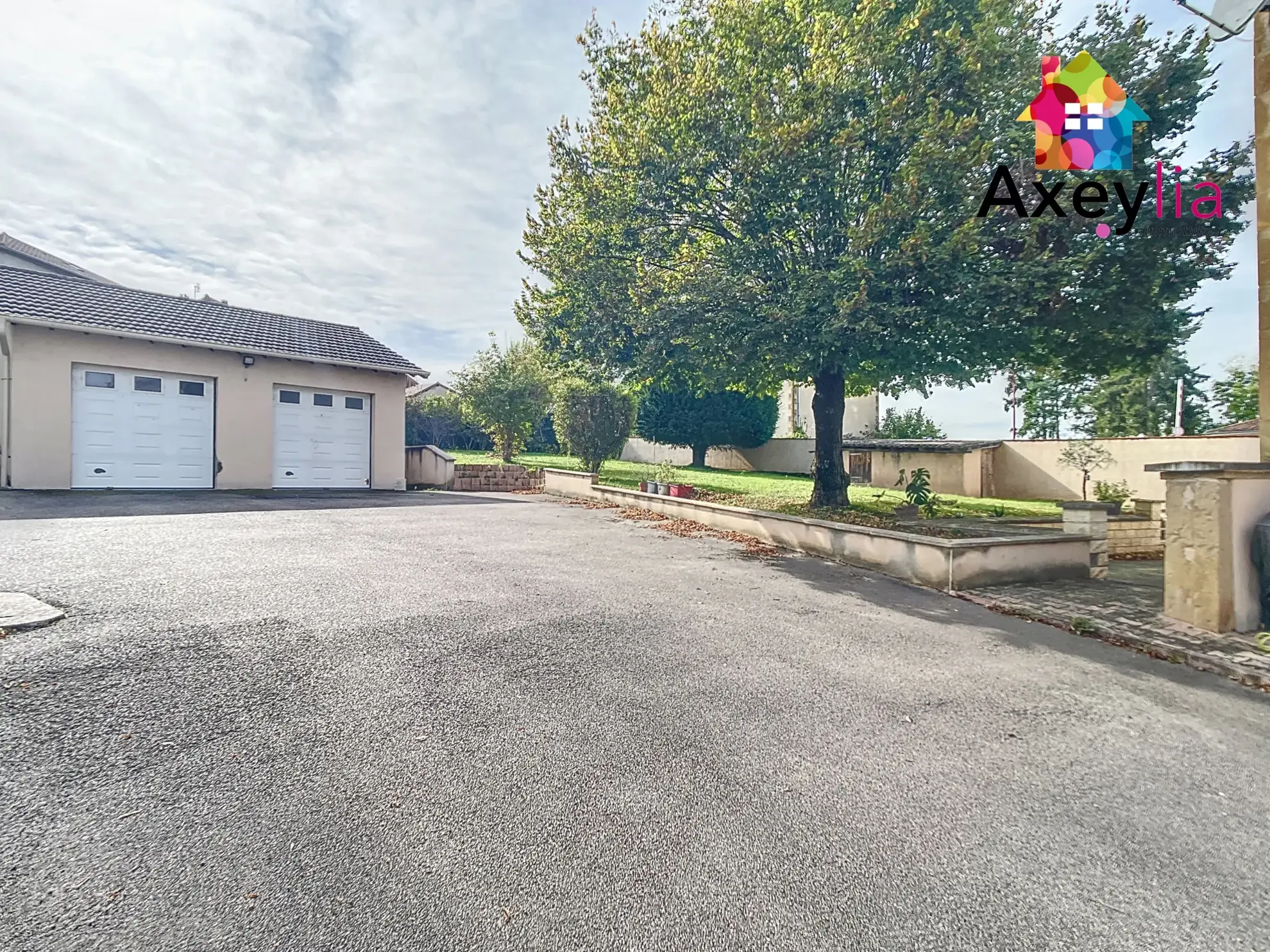 Maison rénovée avec garage double et grand terrain à Charlieu 