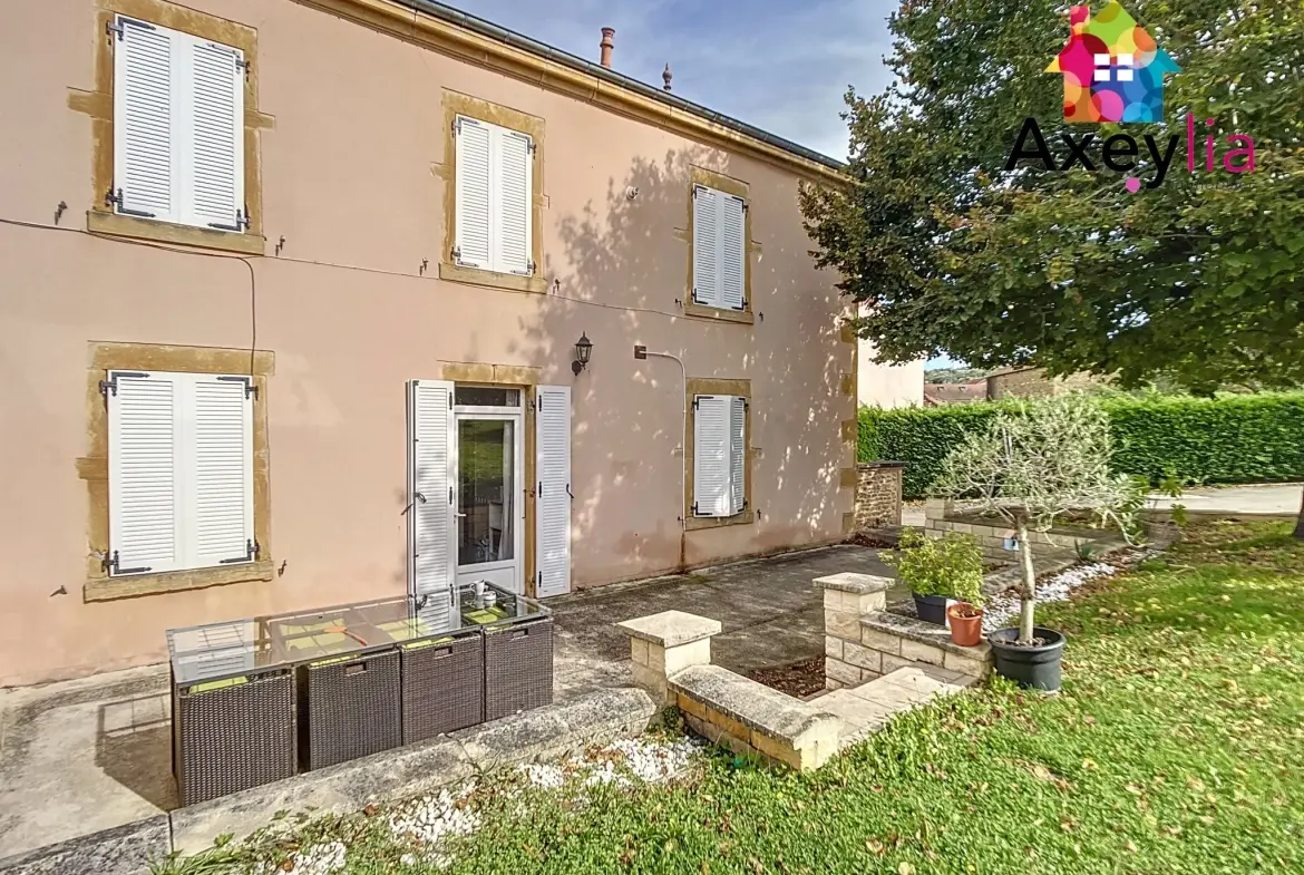 Maison rénovée avec garage double et grand terrain à Charlieu 