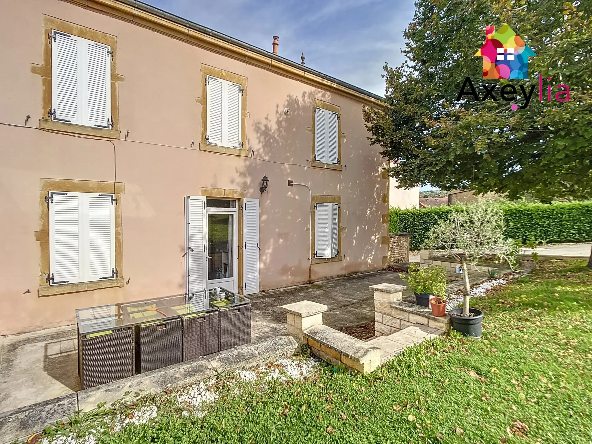 Maison rénovée avec garage double et grand terrain à Charlieu 