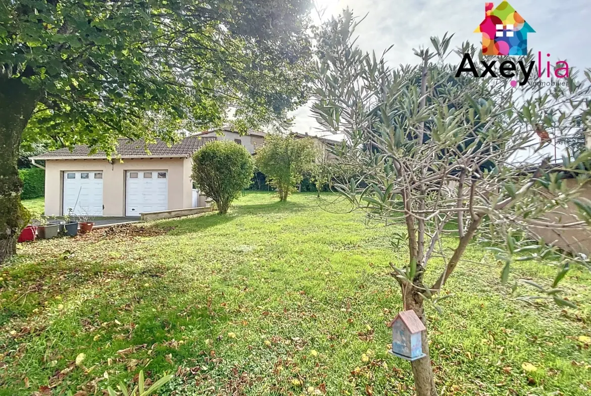 Maison rénovée avec garage double et grand terrain à Charlieu 