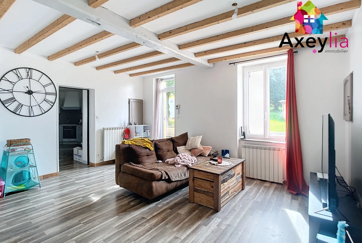 Maison rénovée avec garage double et grand terrain à Charlieu 