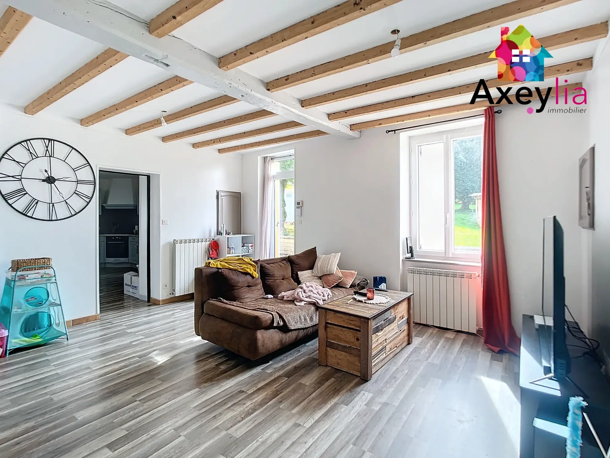 Maison rénovée avec garage double et grand terrain à Charlieu 