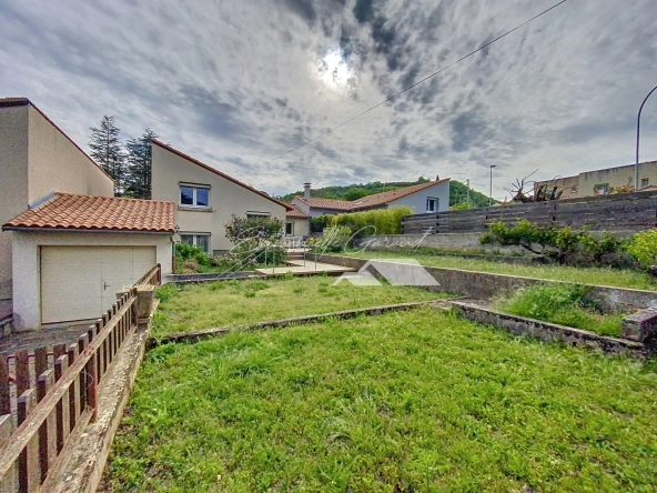 Maison 4 chambres à Millau avec garage, terrasse et vue dégagée 
