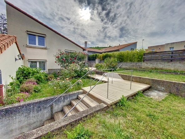 Maison 4 chambres à Millau avec garage, terrasse et vue dégagée 