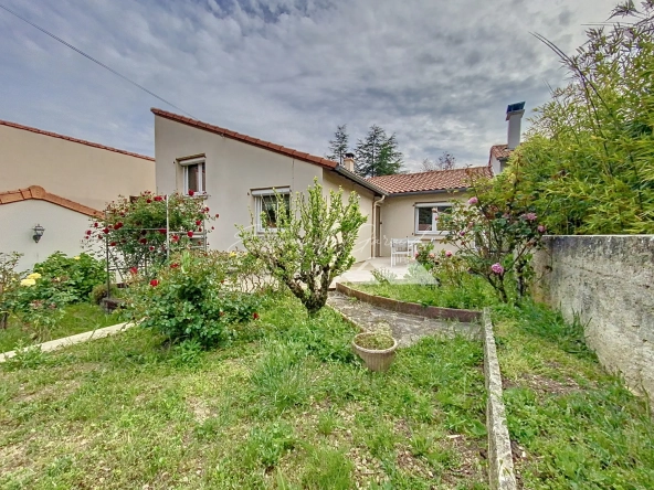 Maison 4 chambres à Millau avec garage, terrasse et vue dégagée 
