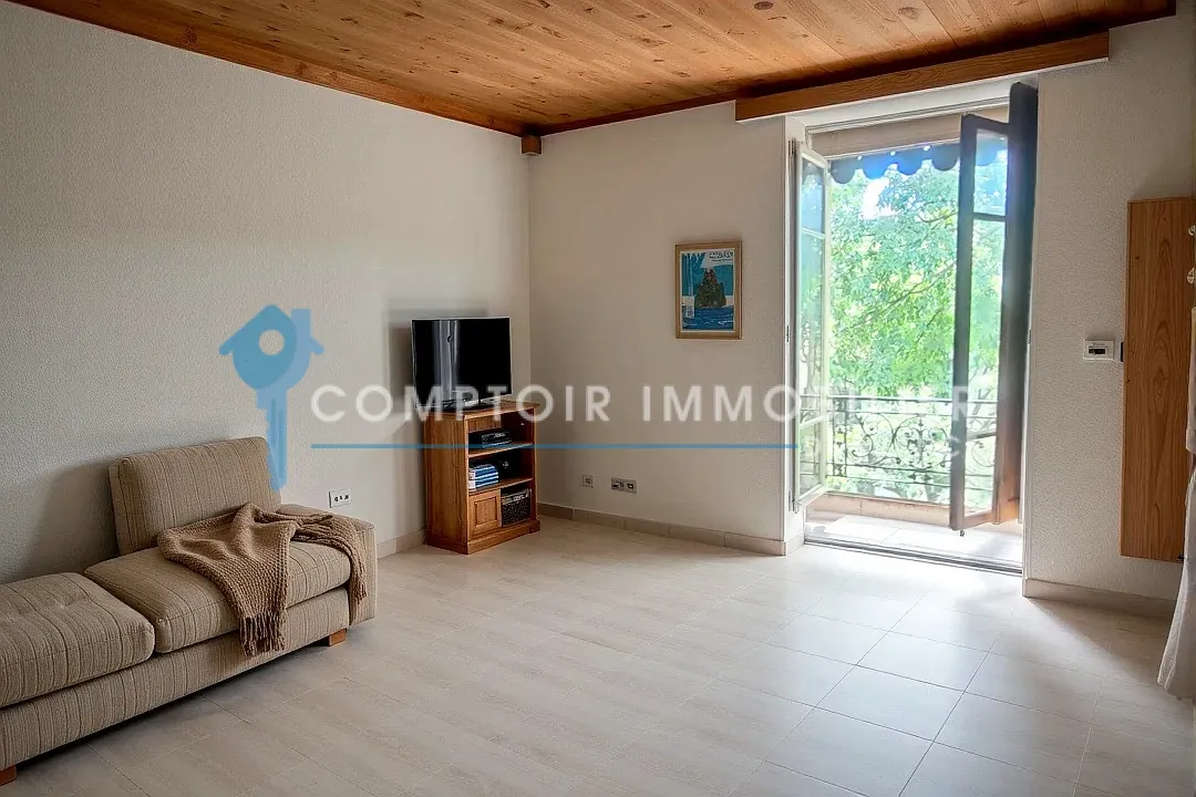 Appartement T3 lumineux avec vue sur le boulevard à Nîmes 