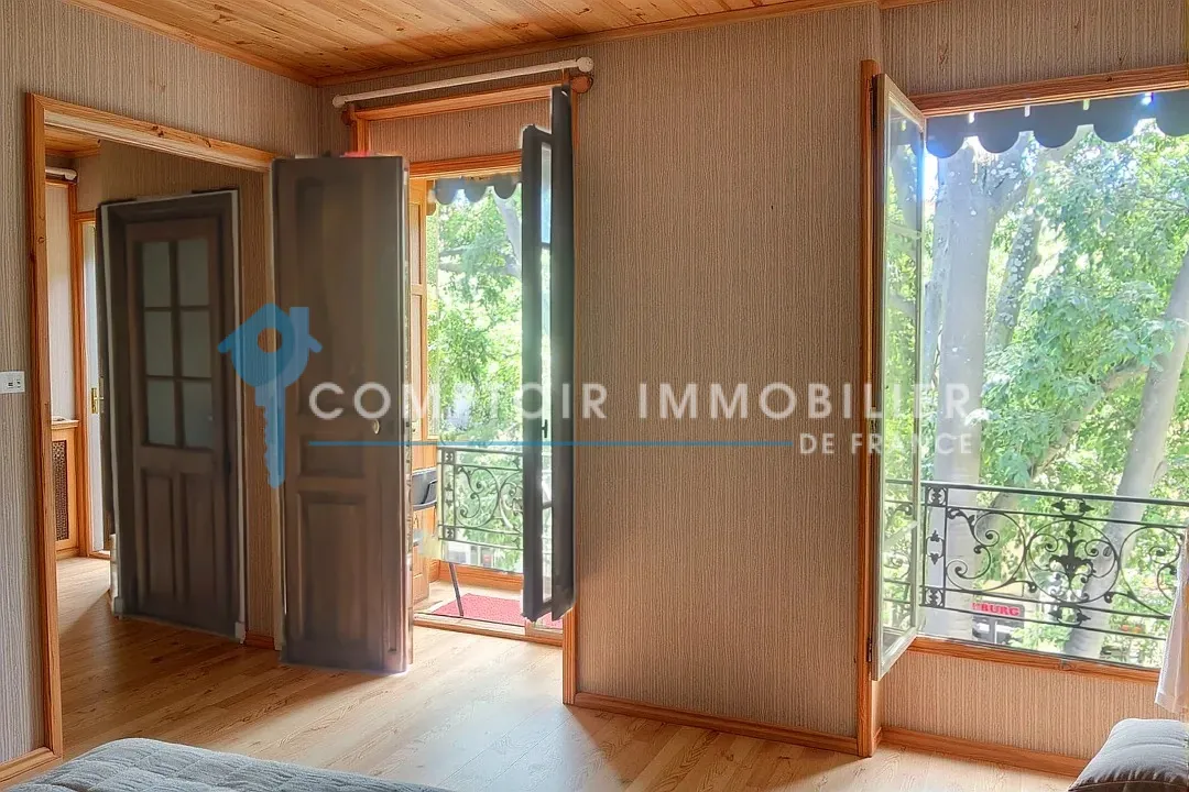 Appartement T3 lumineux avec vue sur le boulevard à Nîmes 