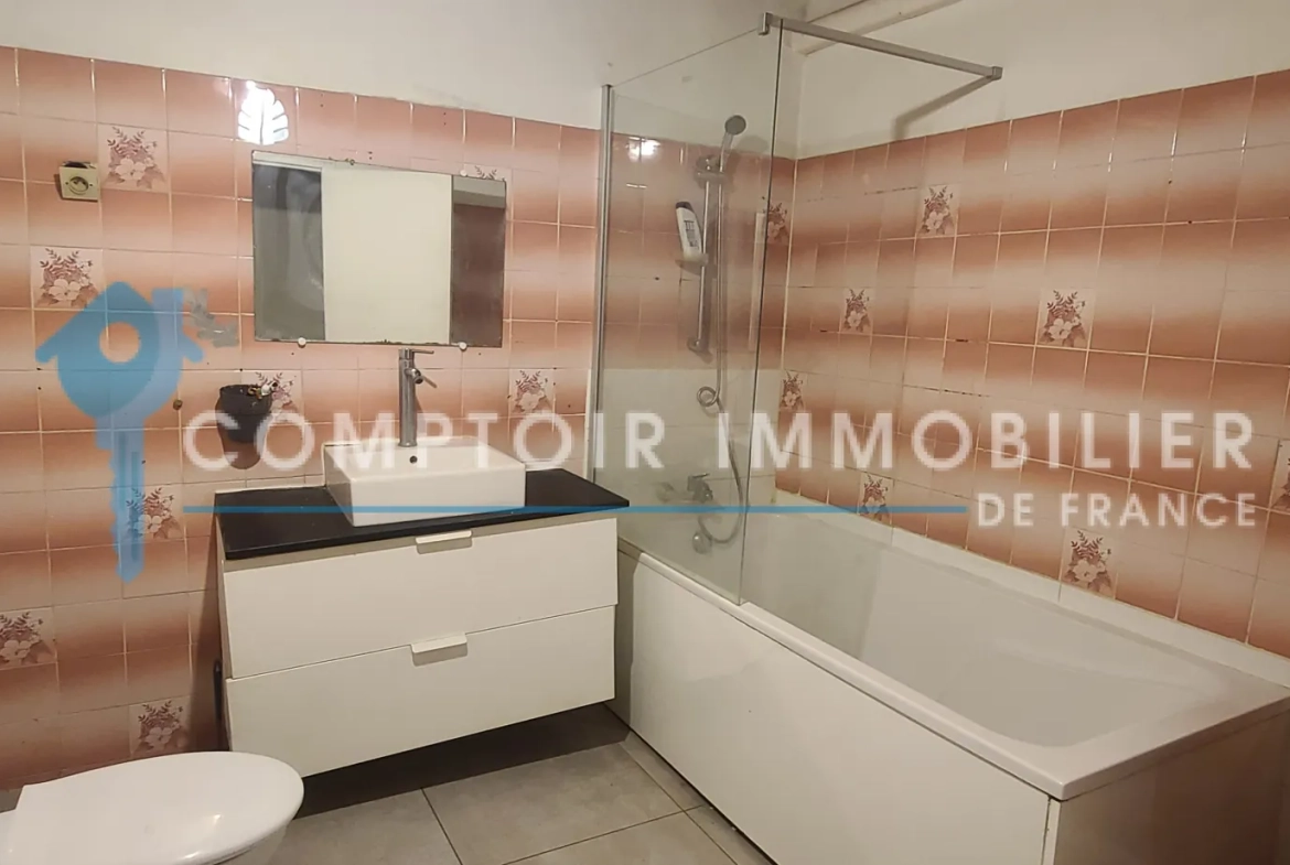 Appartement T3 lumineux avec vue sur le boulevard à Nîmes 
