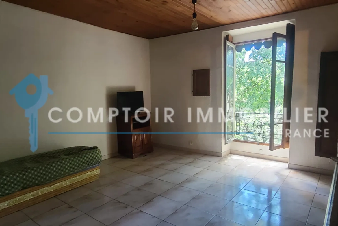 Appartement T3 lumineux avec vue sur le boulevard à Nîmes 