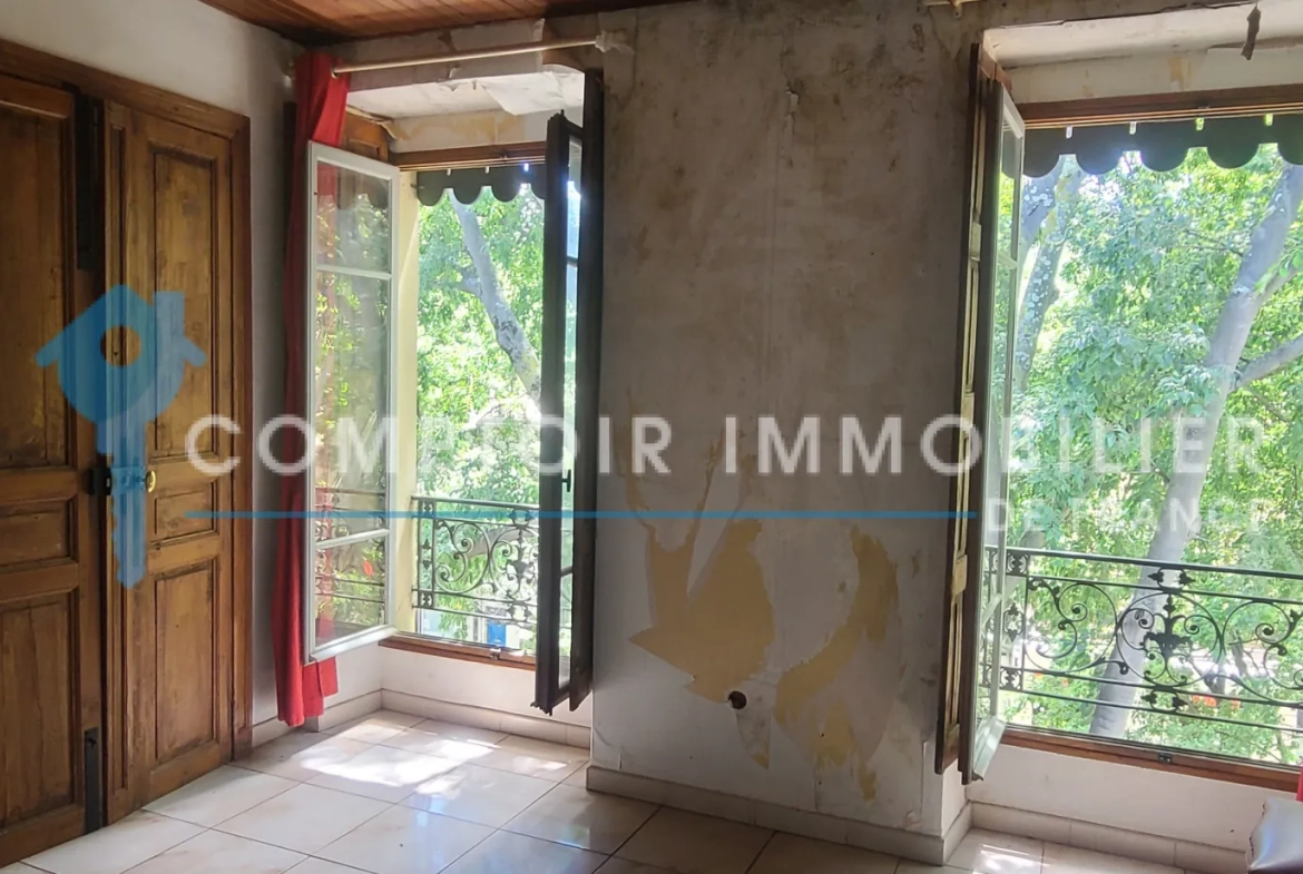 Appartement T3 lumineux avec vue sur le boulevard à Nîmes 