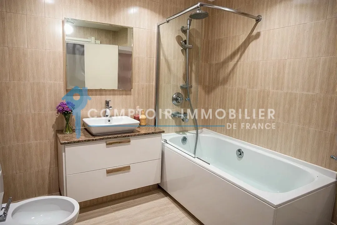 Appartement T3 lumineux avec vue sur le boulevard à Nîmes 