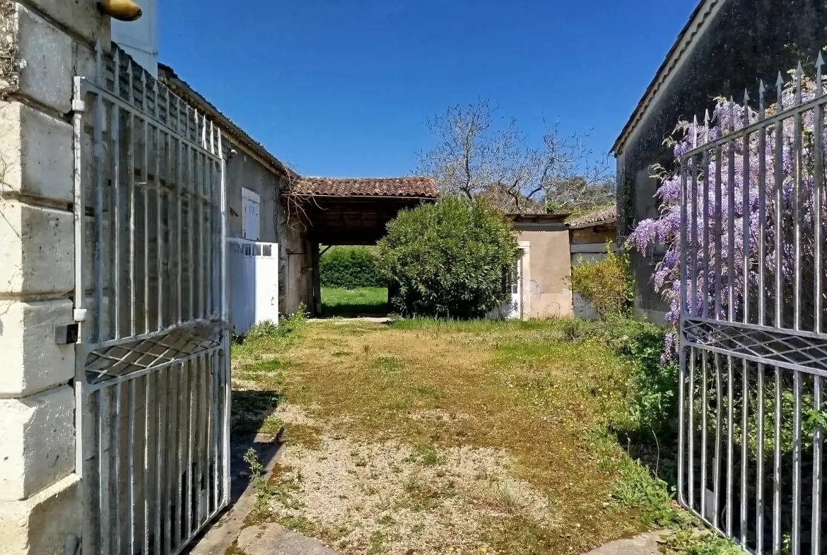 Maison de village authentique avec piscine et terrain constructible à Lamothe-Montravel 
