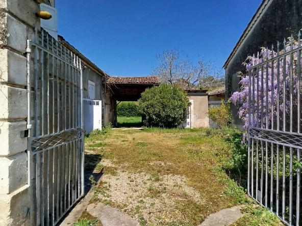 Maison de village authentique avec piscine et terrain constructible à Lamothe-Montravel 