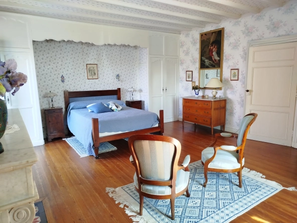 Maison de village authentique avec piscine et terrain constructible à Lamothe-Montravel 