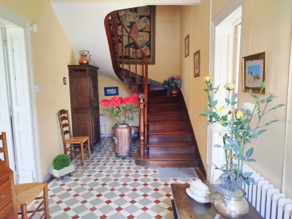 Maison de village authentique avec piscine et terrain constructible à Lamothe-Montravel