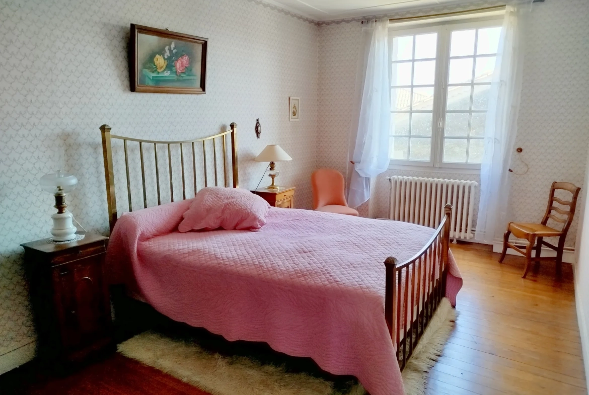 Maison de village authentique avec piscine et terrain constructible à Lamothe-Montravel 