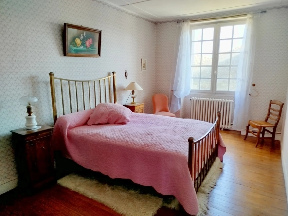 Maison de village authentique avec piscine et terrain constructible à Lamothe-Montravel 