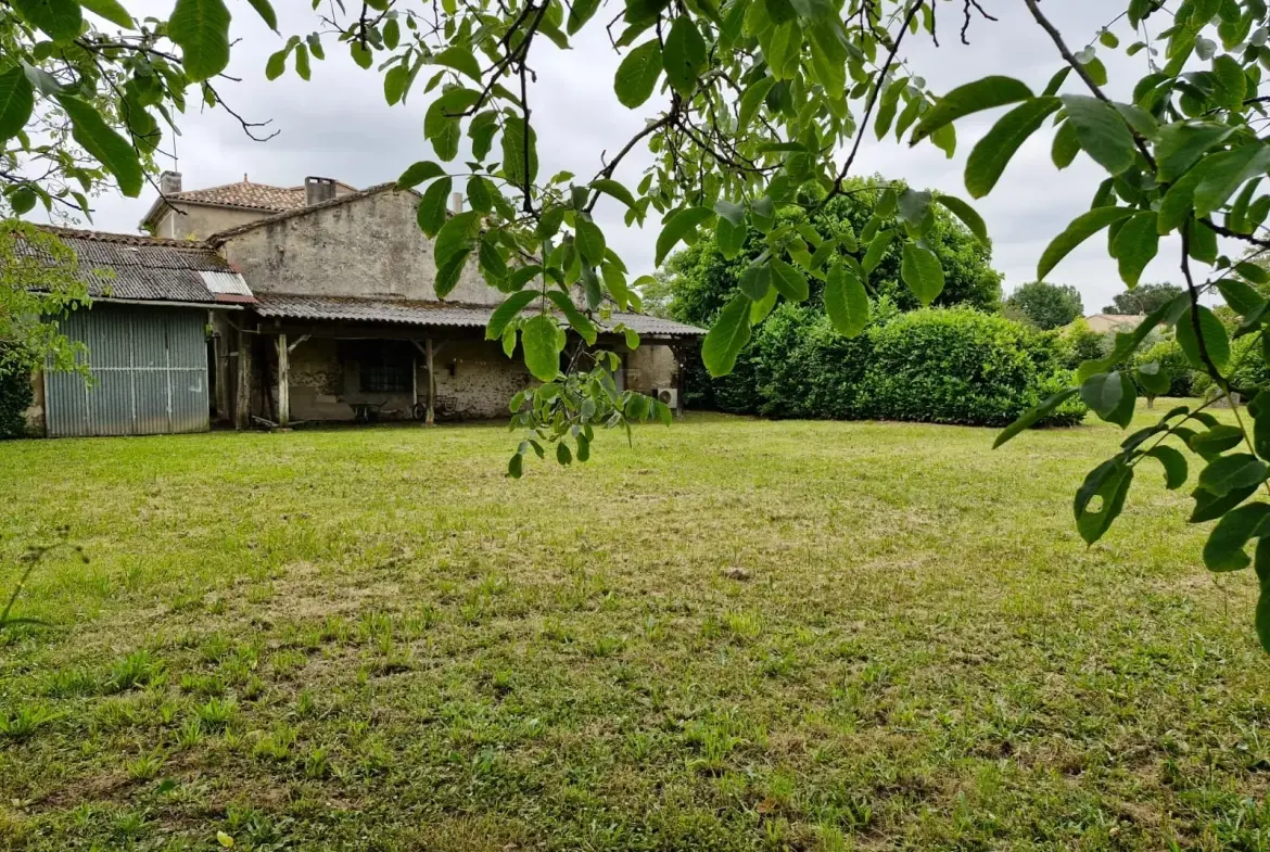 Maison de village authentique avec piscine et terrain constructible à Lamothe-Montravel 