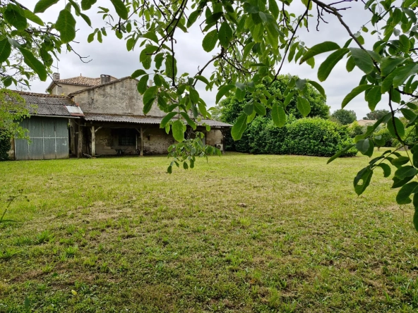 Maison de village authentique avec piscine et terrain constructible à Lamothe-Montravel 