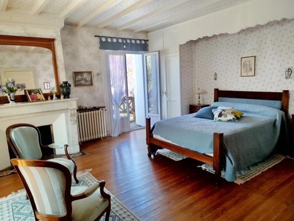 Maison de village authentique avec piscine et terrain constructible à Lamothe-Montravel 