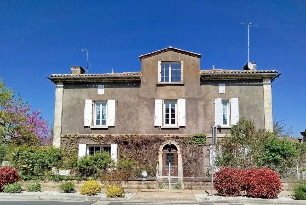Maison de village authentique avec piscine et terrain constructible à Lamothe-Montravel 