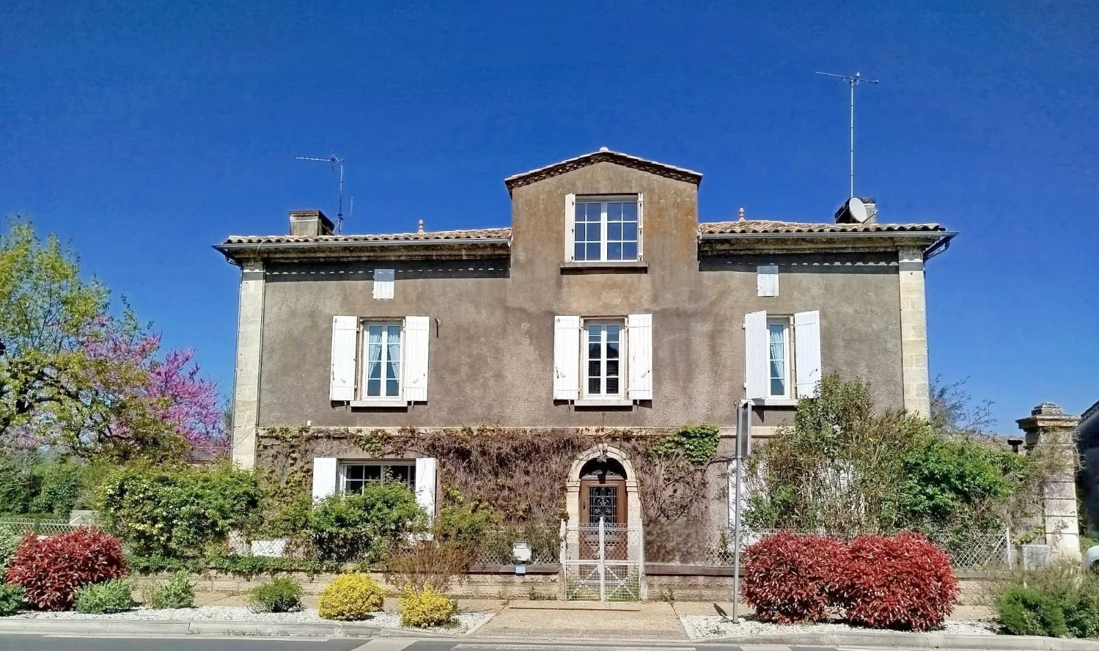Maison de village authentique avec piscine et terrain constructible à Lamothe-Montravel 