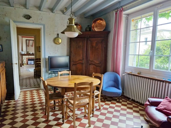 Maison de village authentique avec piscine et terrain constructible à Lamothe-Montravel 