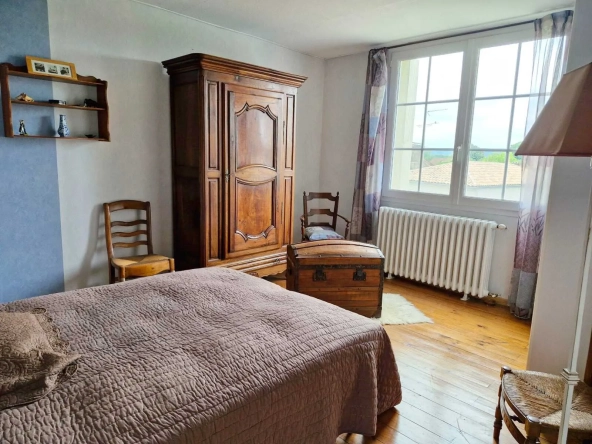 Maison de village authentique avec piscine et terrain constructible à Lamothe-Montravel 
