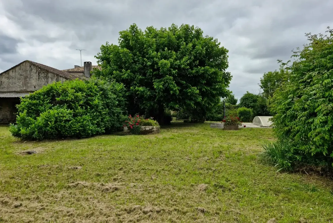 Maison de village authentique avec piscine et terrain constructible à Lamothe-Montravel 