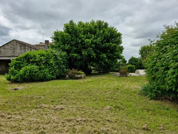 Maison de village authentique avec piscine et terrain constructible à Lamothe-Montravel 