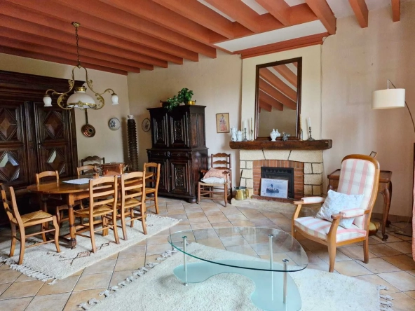 Maison de village authentique avec piscine et terrain constructible à Lamothe-Montravel 