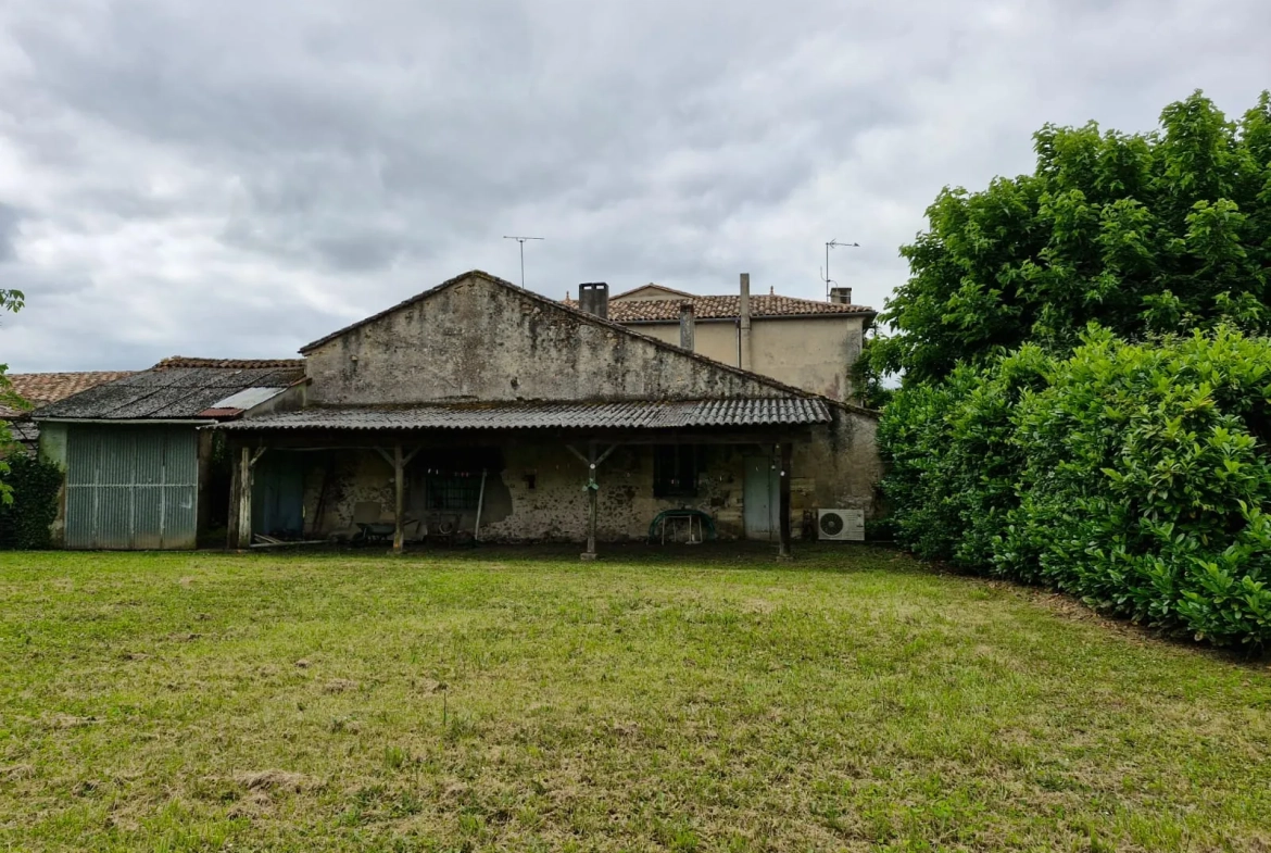 Maison de village authentique avec piscine et terrain constructible à Lamothe-Montravel 