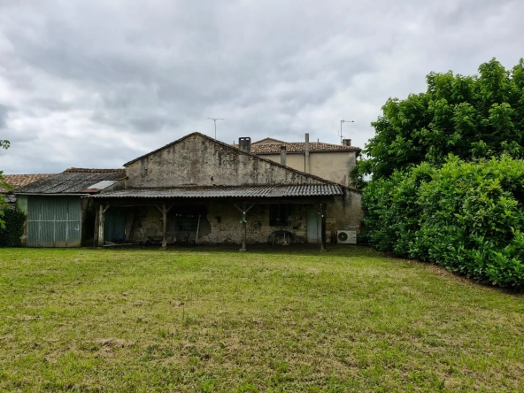 Maison de village authentique avec piscine et terrain constructible à Lamothe-Montravel 