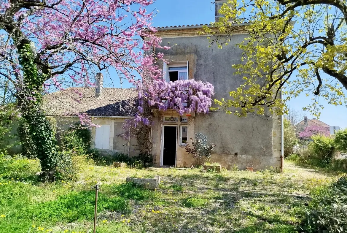 Maison de village authentique avec piscine et terrain constructible à Lamothe-Montravel 