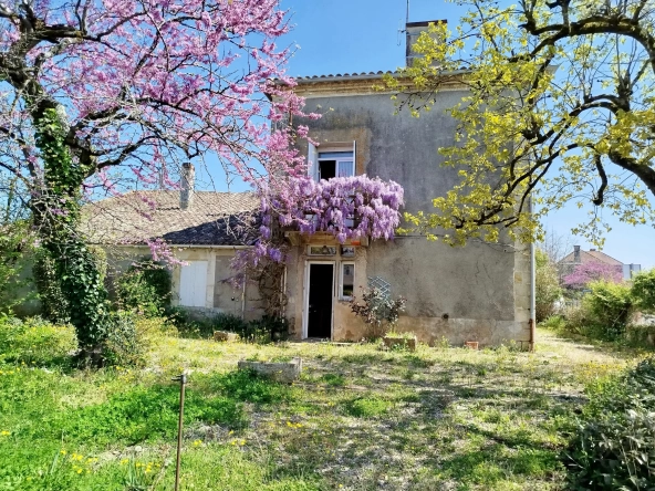 Maison de village authentique avec piscine et terrain constructible à Lamothe-Montravel 