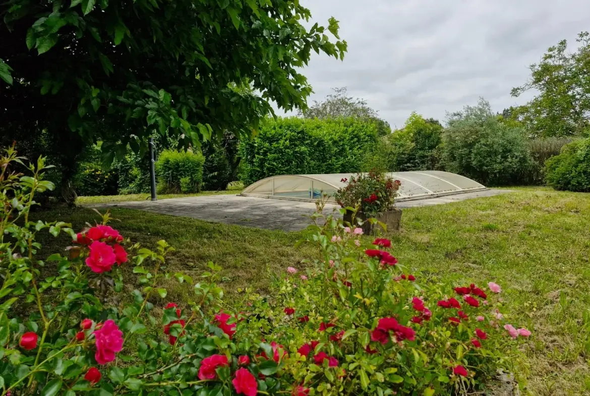 Maison de village authentique avec piscine et terrain constructible à Lamothe-Montravel 