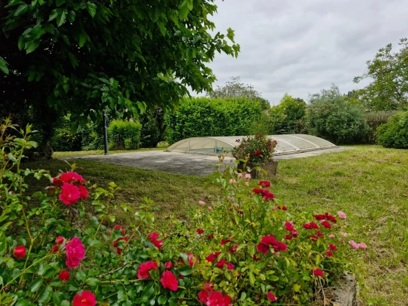 Maison de village authentique avec piscine et terrain constructible à Lamothe-Montravel 