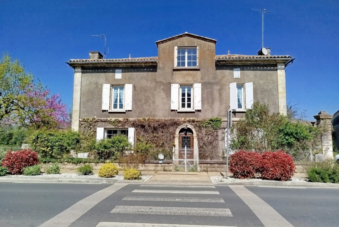 Maison de village authentique avec piscine et terrain constructible à Lamothe-Montravel 