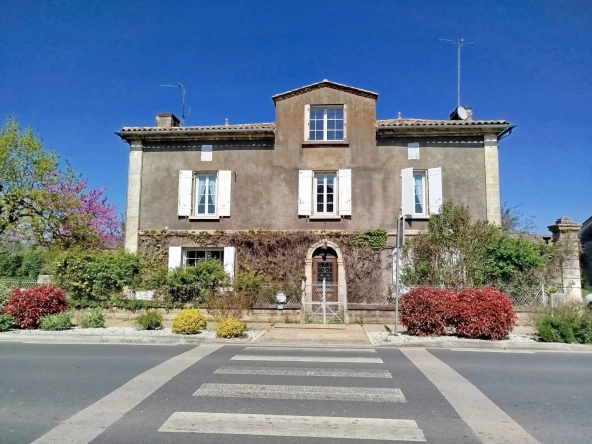 Maison de village authentique avec piscine et terrain constructible à Lamothe-Montravel 