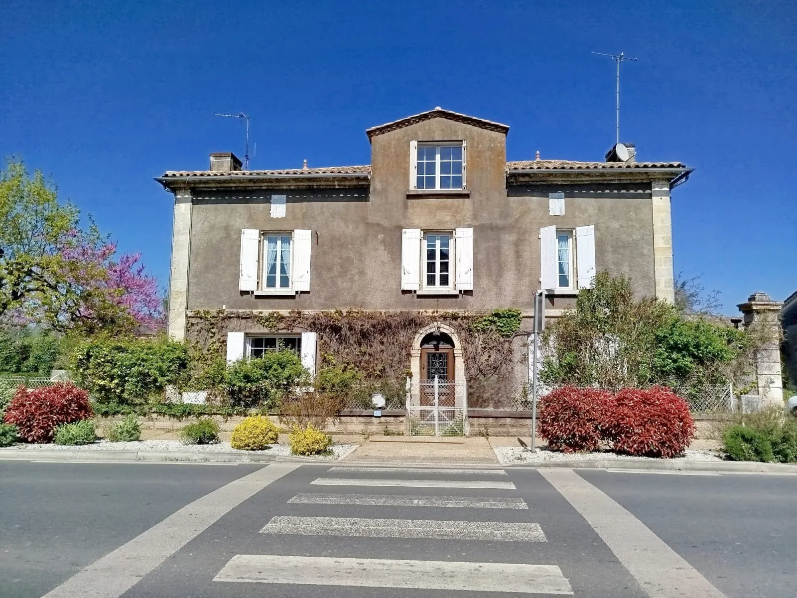 Maison de village authentique avec piscine et terrain constructible à Lamothe-Montravel 