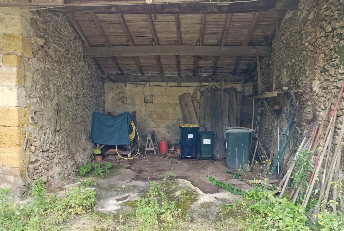 Maison de village authentique avec piscine et terrain constructible à Lamothe-Montravel 