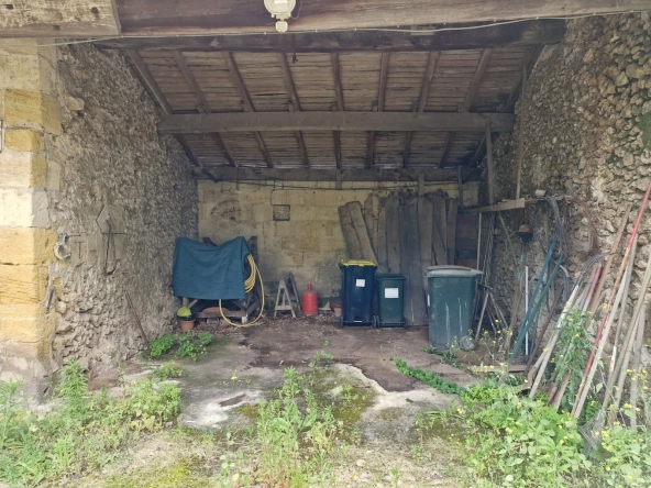 Maison de village authentique avec piscine et terrain constructible à Lamothe-Montravel 