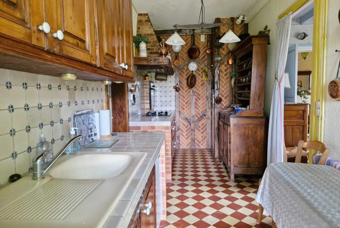 Maison de village authentique avec piscine et terrain constructible à Lamothe-Montravel 